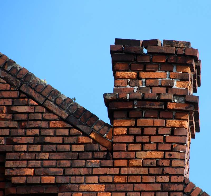 Damaged chimney on an North Hollywood home showing cracks and missing mortar